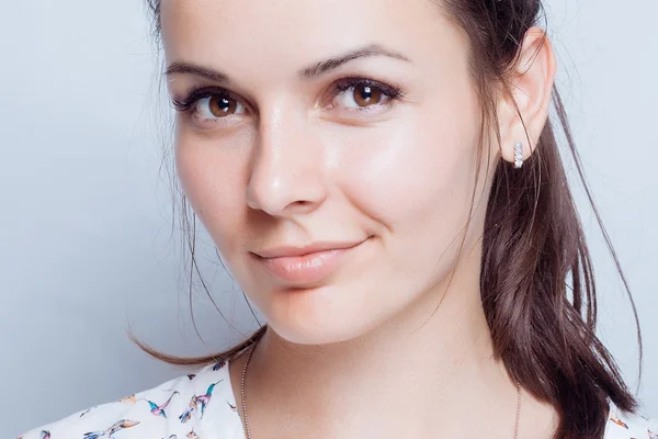 Retrato de beleza de mulher jovem. Maquiagem macia natural . — Fotografia de Stock