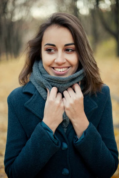 Vrouw met najaar vacht — Stockfoto