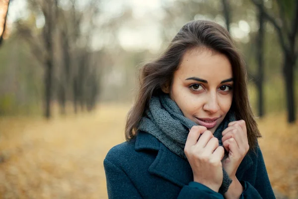 Frau im Herbstmantel — Stockfoto