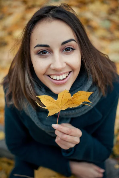 Jesienna dziewczyna spacerem w herb w lesie — Zdjęcie stockowe