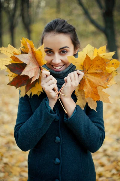 Outono passeio menina no casaco na floresta — Fotografia de Stock