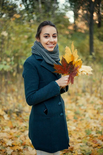 Sonbahar yürüyüş kız ormanda paltolu — Stok fotoğraf