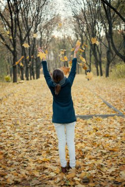 Kadın sarı yapraklar Hava atma