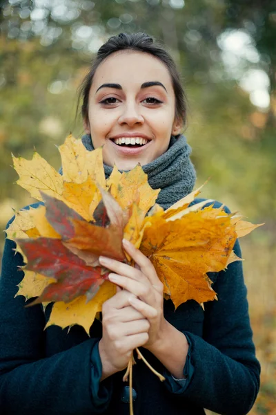 Automne marcher fille dans le manteau dans les bois — Photo