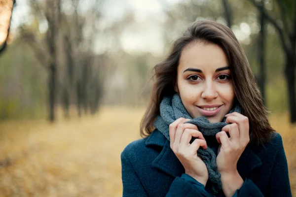 Mujer en abrigo de otoño — Foto de Stock