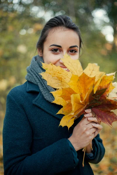 Automne marcher fille dans le manteau dans les bois — Photo