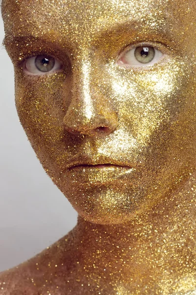 Retrato de chica mágica en oro. Maquillaje dorado —  Fotos de Stock