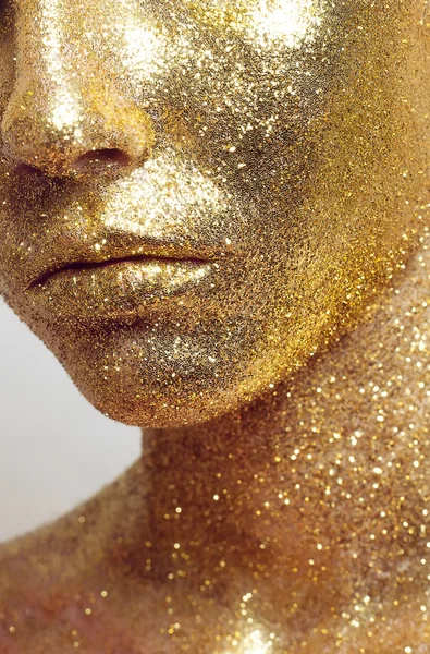 Magische meisje portret in goud. Gouden make-up — Stockfoto