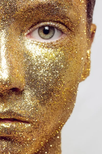 Magische meisje portret in goud. Gouden make-up — Stockfoto