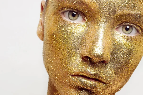 Retrato de chica mágica en oro. Maquillaje dorado — Foto de Stock