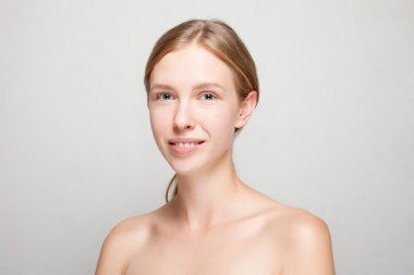 gülümseyen güzel kadın.