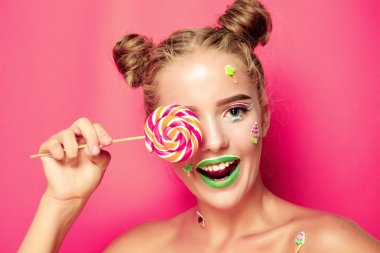 Güzel genç kadın ellerini şeker geniş gülümsüyor tutar.