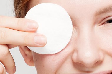 mutlu kadın yüzünü pamuklu ped ile Temizleme