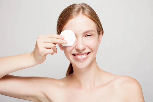Mulher feliz limpando seu rosto com almofadas de algodão — Fotografia de Stock