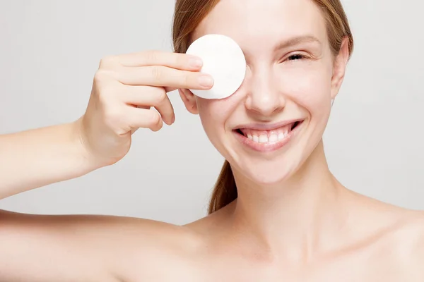 Femme heureuse nettoyer son visage avec des tampons de coton — Photo