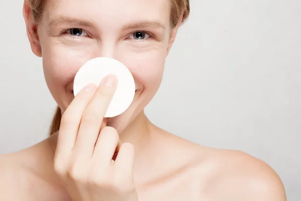 Femme heureuse nettoyer son visage avec des tampons de coton — Photo