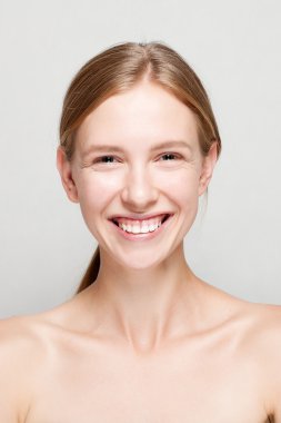 gülümseyen güzel kadın.