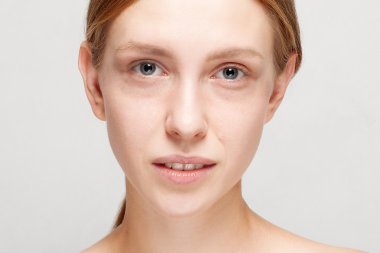 gülümseyen güzel kadın.