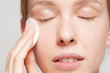 mutlu kadın yüzünü pamuklu ped ile Temizleme