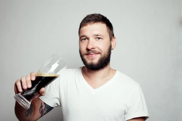 Пьяный татуированный бородатый мужчина в белой футболке — стоковое фото