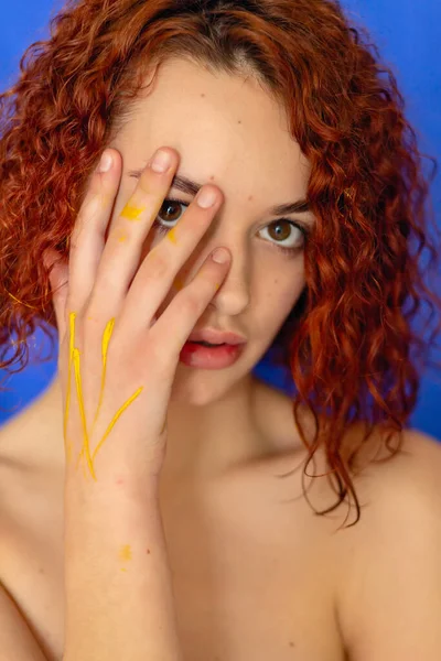 Rousse Bouclée Femme Mains Peinture Jaune Regarde Caméra Sur Fond — Photo