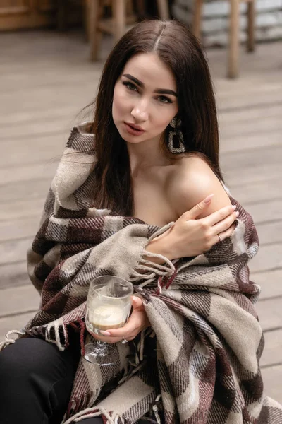 Hermosa Chica Descansando Tomando Café Sentado Cafetería Terraza Envuelto Una —  Fotos de Stock