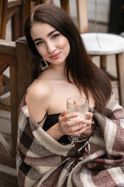 미녀는 플라스미드 담요를 테라스 카페에 쉬면서 커피를 마시고 가을에 야외에서 — 스톡 사진