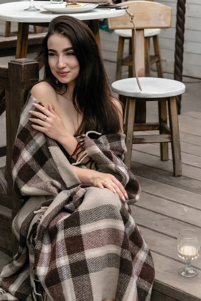 Menina Bonita Descansando Sentado Café Terraço Envolto Cobertor Xadrez Manhã — Fotografia de Stock