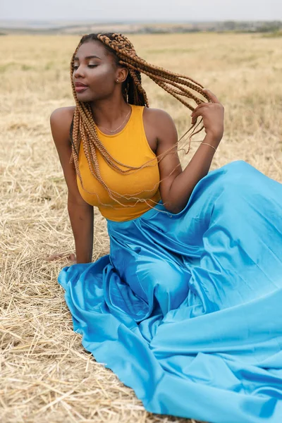 Африканская Американская Молодая Женщина Развлекается Открытом Воздухе Закате Смеющаяся Девушка — стоковое фото