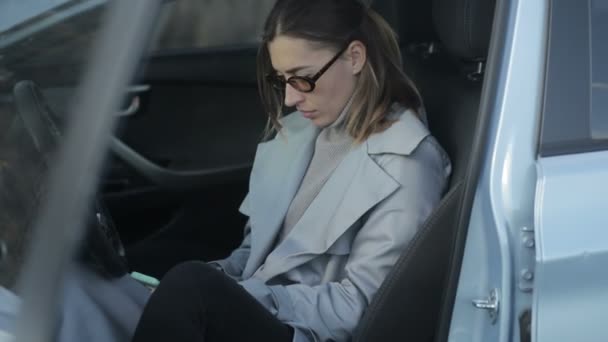 자동차 아름다운 여성은 스마트폰을 전화로 의사소통을 네트워크에서의 — 비디오