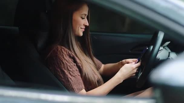 Transport Vehicle Technology Concept Smiling Woman Car Using Smartphone Corresponding — Stockvideo