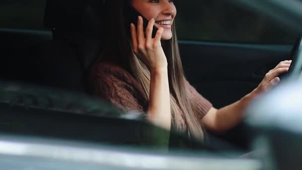 Transport Vehicle Technology Concept Smiling Woman Car Using Smartphone Corresponding — Vídeo de stock