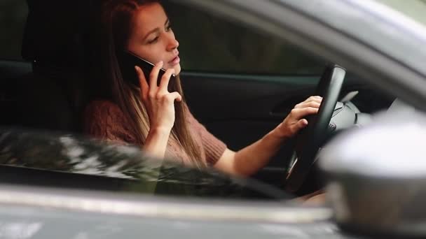 Transport Vehicle Technology Concept Smiling Woman Car Using Smartphone Corresponding — 图库视频影像