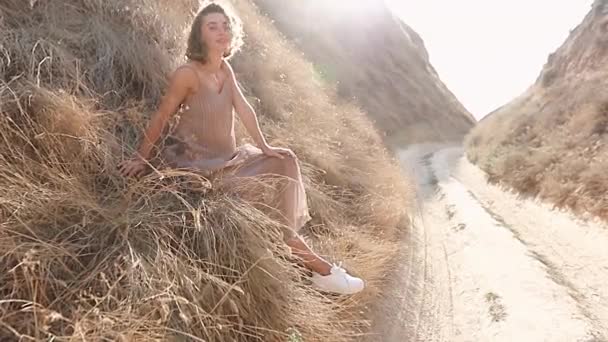 Portret Romantycznej Brunetki Stojącej Jesienią Kanionie Słoneczny Dzień Uśmiechającej Się — Wideo stockowe