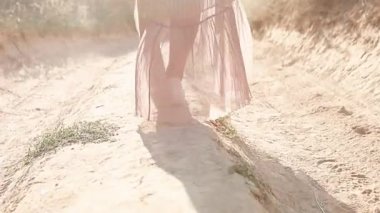 Güneşli bir günde Kanyon 'da durup gülümseyen ve kameraya bakan romantik esmer bir kadının portresi. Sonbaharda gün batımında açık havada mutlu ve güzel bir kadının yüzü. Yavaş çekim 4k