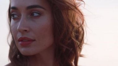 Genç, gülümseyen, çekici bir kız, güzel bir gün batımında deniz kıyısında yürüyor. Gün batımında, tek başına. Kaygısız tropikal rahatlığın, ilham özgürlüğünün, seyahat mutluluğunun, akşam tatilinin tadını çıkarıyorum.