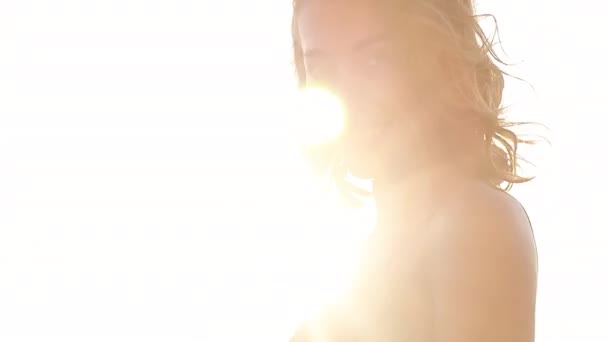 Jovem Sorrindo Menina Atraente Caminha Costa Mar Pôr Sol Bonito — Vídeo de Stock