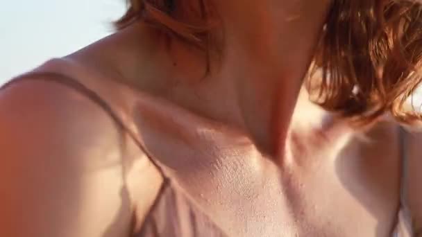 Giovane Ragazza Attraente Sorridente Cammina Sulla Riva Del Mare Tramonto — Video Stock