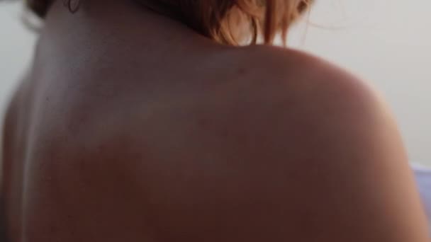 Nuori Hymyilevä Viehättävä Tyttö Kävelee Meren Rannalla Kauniissa Auringonlaskussa Auringonpaisteessa — kuvapankkivideo