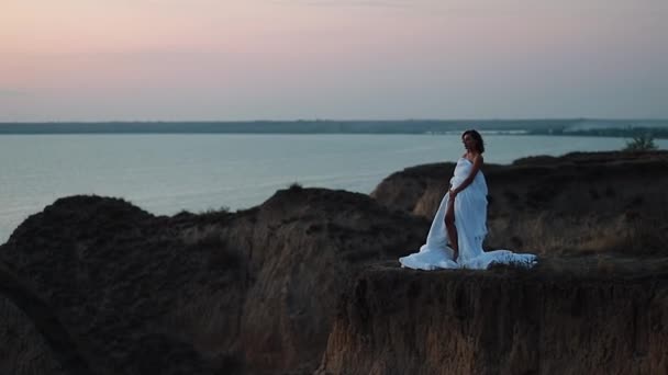 Young Woman Standing Wrapped White Blanket Cliff Top Overlooking Sea — Stock Video