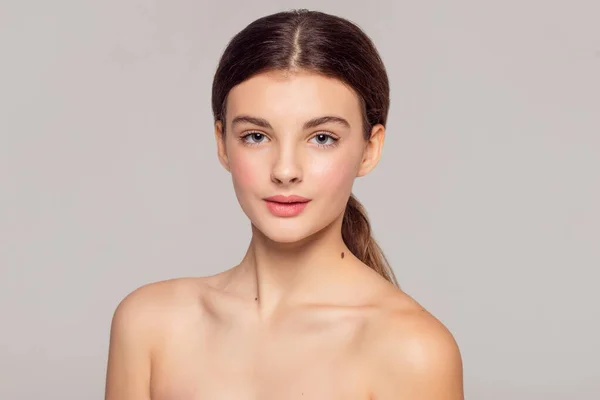 健康と美しさの概念 きれいな新鮮な肌を持つ美しい若い女性は自分の顔に触れます 顔の治療 — ストック写真