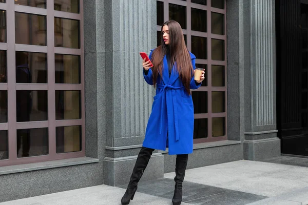 Eine Junge Frau Blauen Mantel Trinkt Kaffee Und Telefoniert Auf — Stockfoto