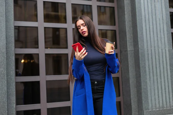 Jovem Vestindo Casaco Azul Está Bebendo Café Para Falar Telefone — Fotografia de Stock