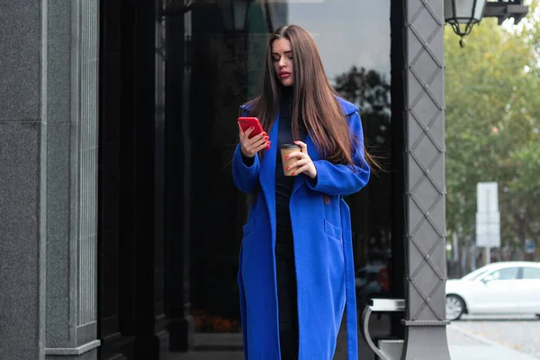 Jovem Vestindo Casaco Azul Está Bebendo Café Para Falar Telefone — Fotografia de Stock