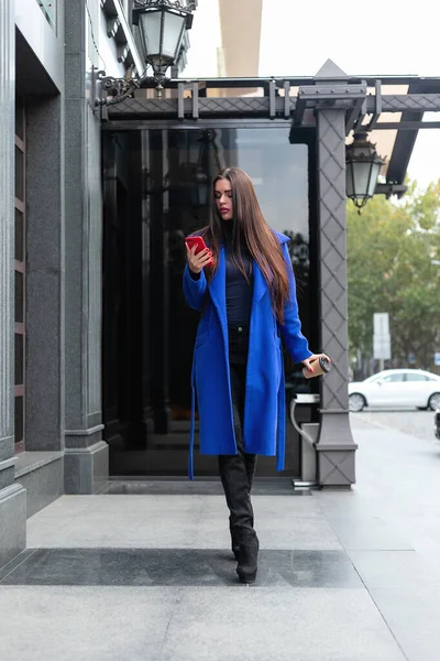 Jovem Vestindo Casaco Azul Está Bebendo Café Para Falar Telefone — Fotografia de Stock