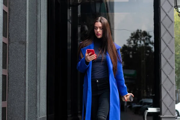 Jovem Vestindo Casaco Azul Está Bebendo Café Para Falar Telefone — Fotografia de Stock