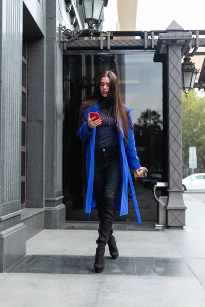 Jovem Vestindo Casaco Azul Está Bebendo Café Para Falar Telefone — Fotografia de Stock