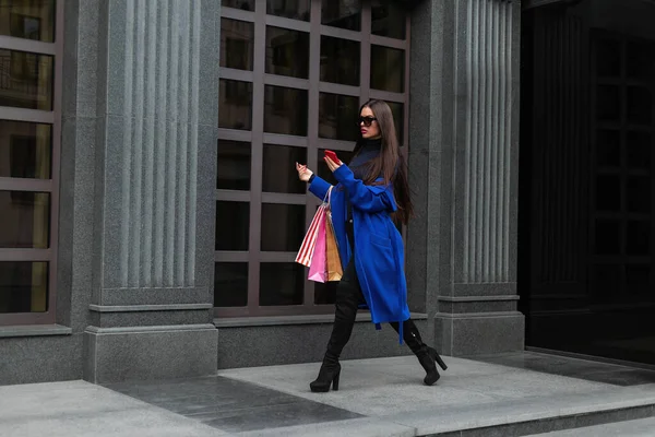 Venta Caliente Hermosa Joven Mujer Moda Con Bolsas Compras Cerca — Foto de Stock