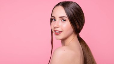 Çekici, neşeli, modaya uygun, çekici, tapılası, çıplak, modern makyajlı, mükemmel, ideal ciltli, pembe arka planda izole bir kız portresi. 16: 9 panoramik biçimi.