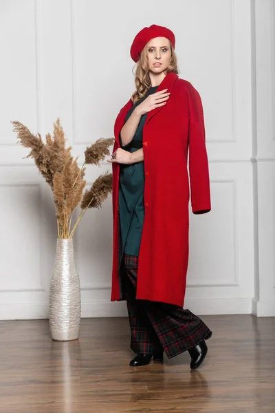 Moda Concepto Glamour Mujer Estilo Boina Abrigo Sobre Fondo Claro —  Fotos de Stock